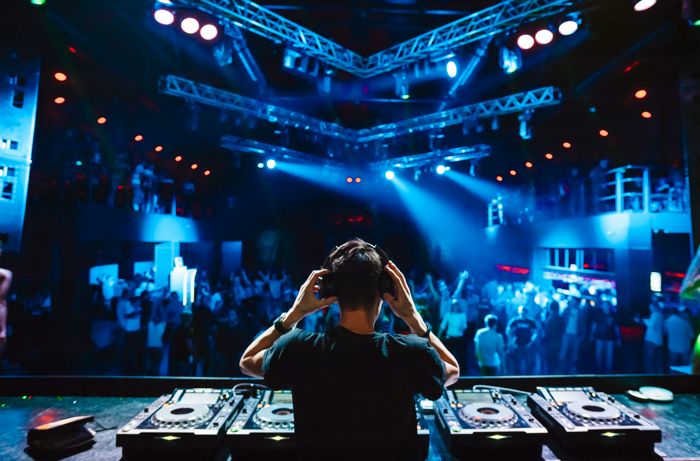 DJ pinchando música en una discoteca