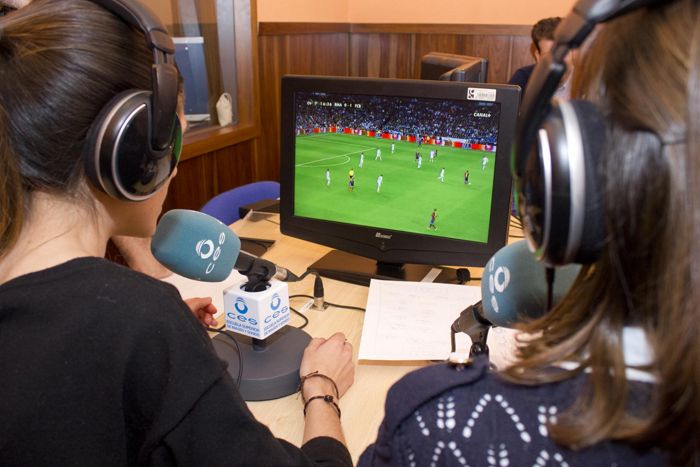 Alumnos comentando un partido de fútbol