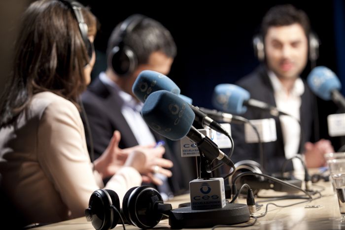Tertulia entre periodistas en radio