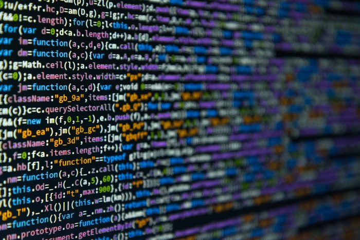 Pantalla de ordenador rellena con líneas de código