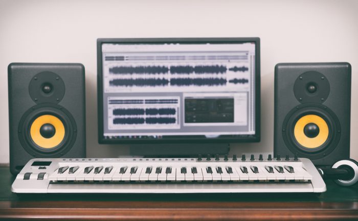 Programa informático de sonido y un piano