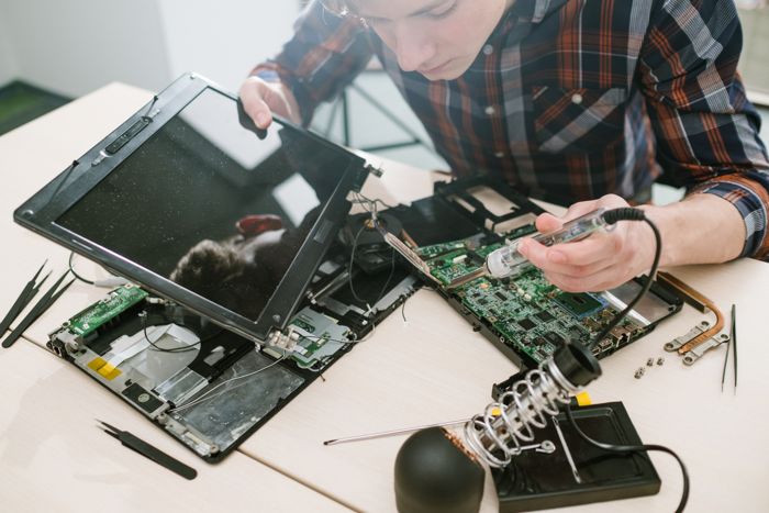 Alumno trabajando en un dispositivo electrónico.